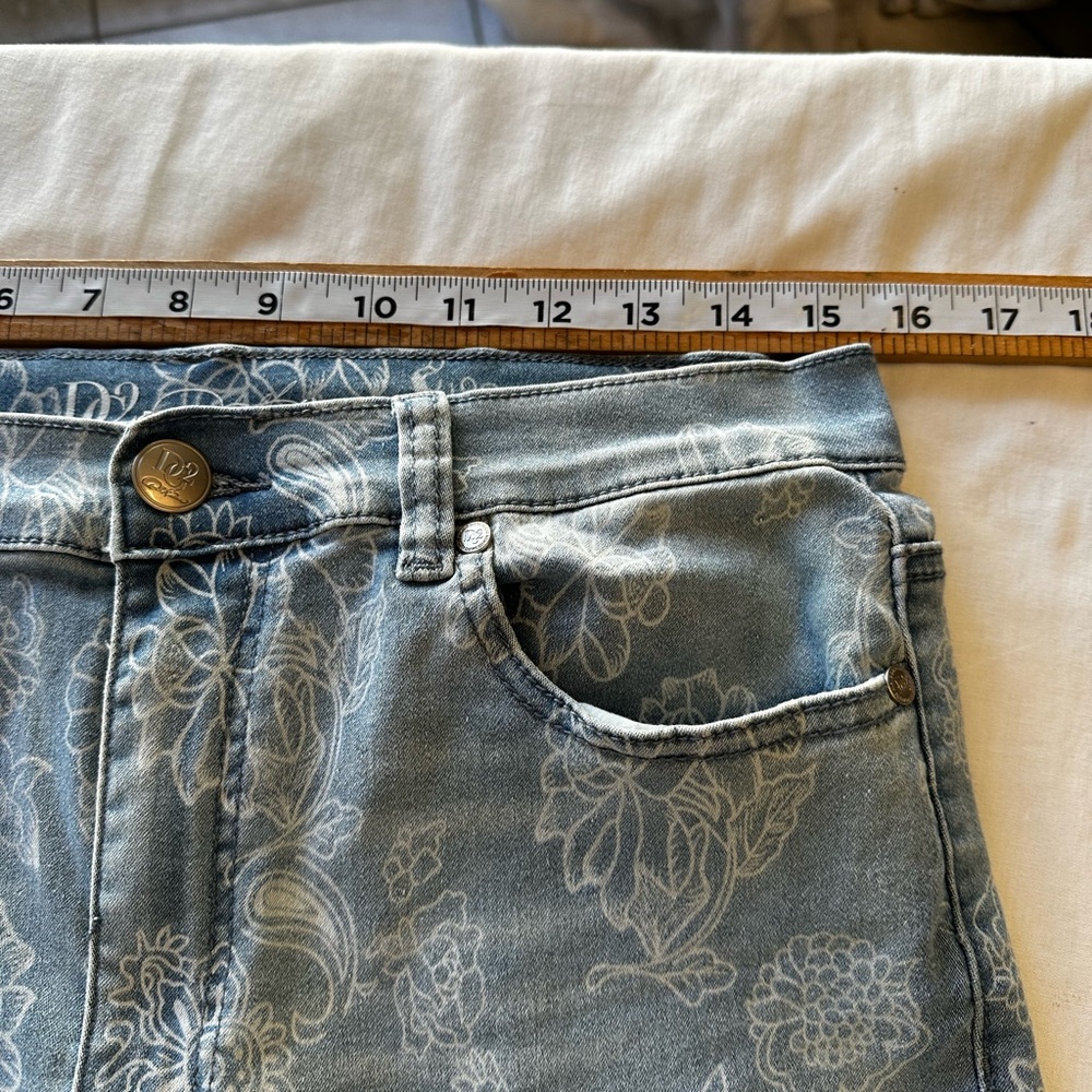 DG2 by Diane Gilman Floral Embroidered Cropped Jeans - Blue and Red - Picture 13 of 15